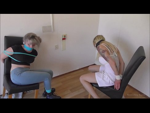 ❤️ व्यसनाधीन / बांधलेले आणि गुंडाळलेले / संकटात मुलगी ❤️ mr.sayhentai.ru वर ️❤