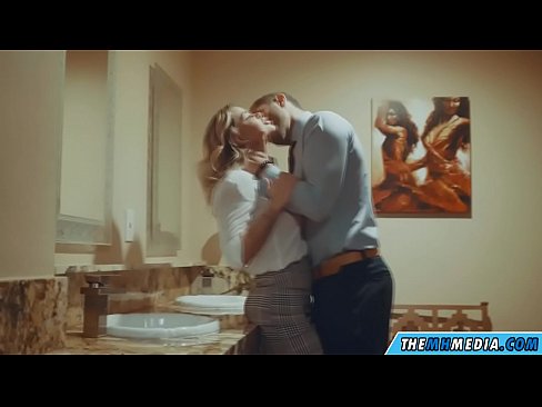 ❤️ जेव्हा एखादी बस्टी सोनेरी तुम्हाला सार्वजनिक शौचालयात मोहित करते ❤️ mr.sayhentai.ru वर ️❤